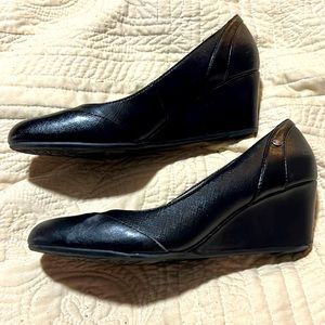 Lifestride black wedges